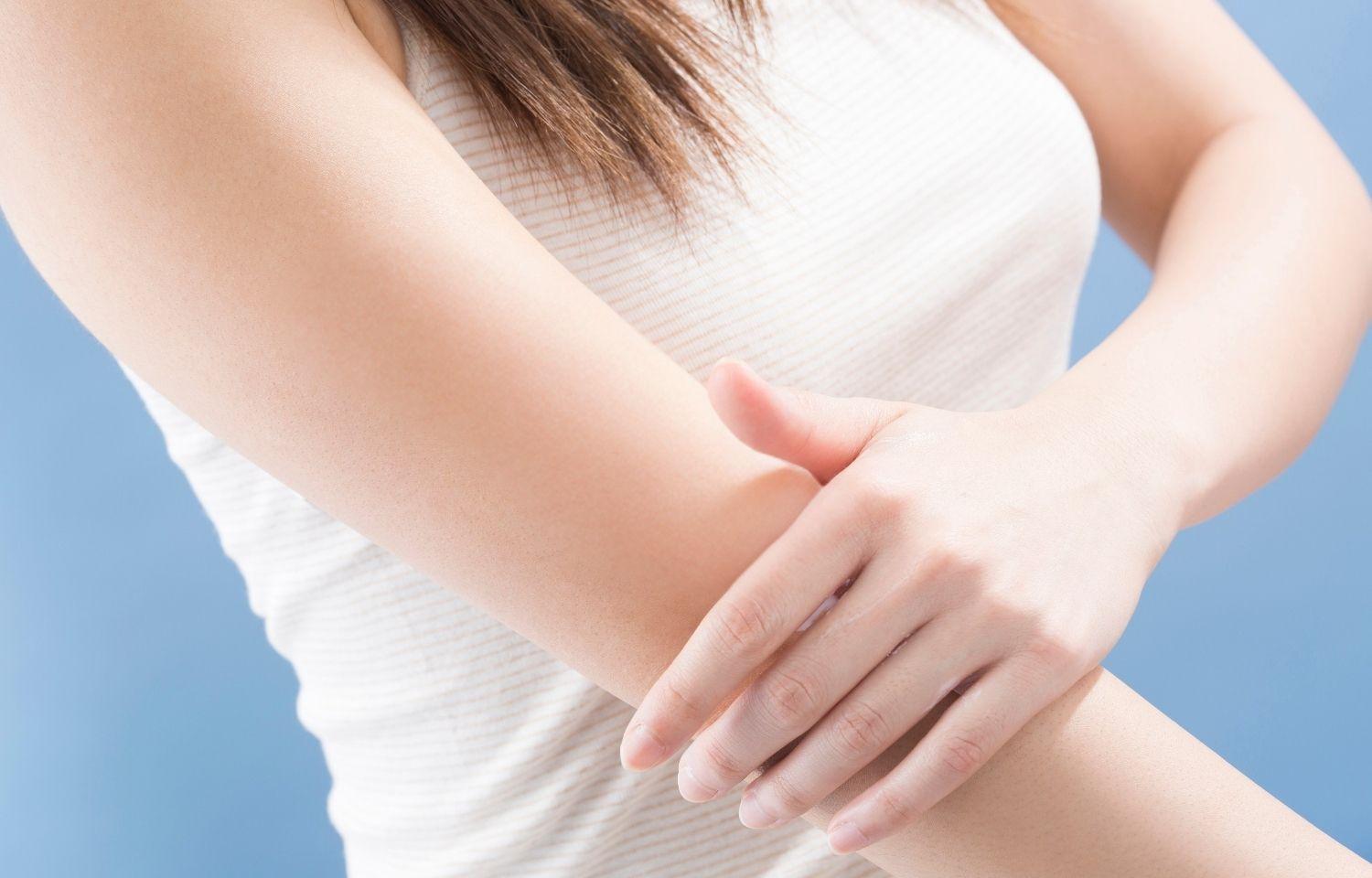 【医師監修】二の腕のぶつぶつ・ざらざらは毛孔性苔癬?メンタームやステロイドで治るのか徹底解説