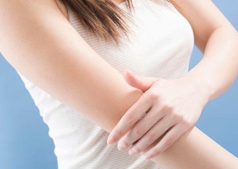 【医師監修】二の腕のぶつぶつ・ざらざらは毛孔性苔癬？メンタームやステロイドで治るのか徹底解説
