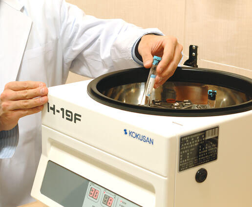 遠心分離器にかけ、血小板を抽出