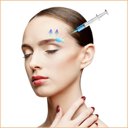 眉上のへこみに注入する様子