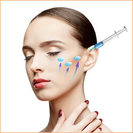 頬に注入する様子