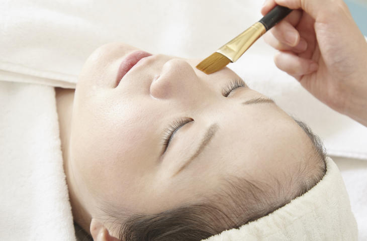 ピーリングの施術風景