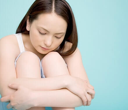 悩み女性のイメージ